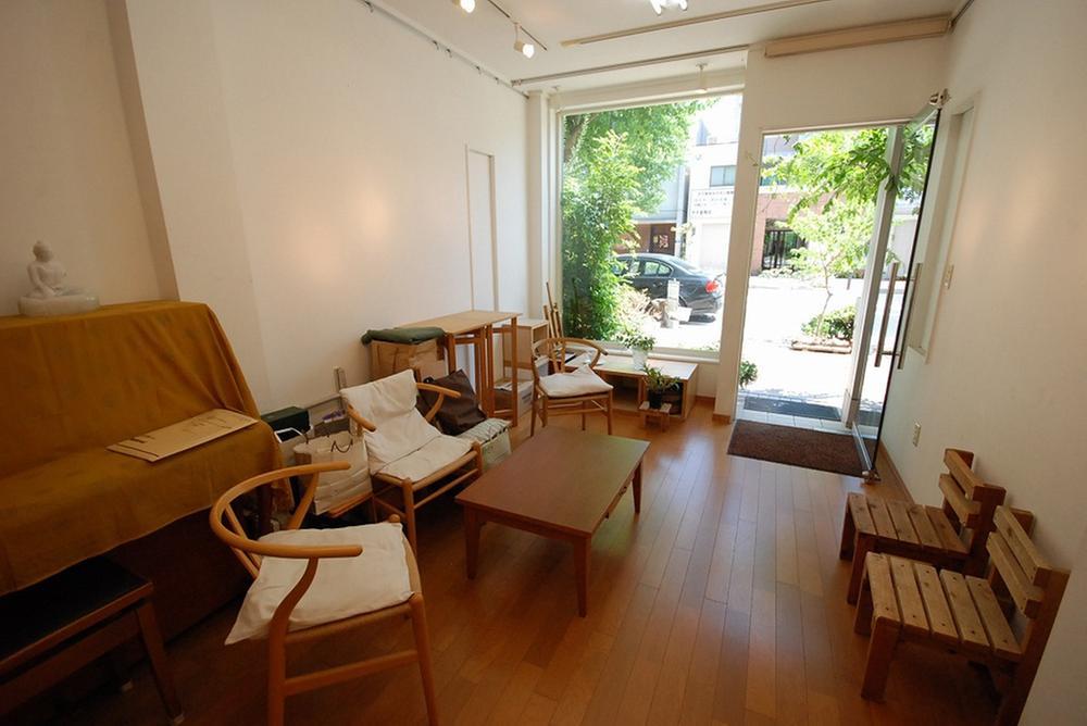 Other introspection. Store front is glazed.