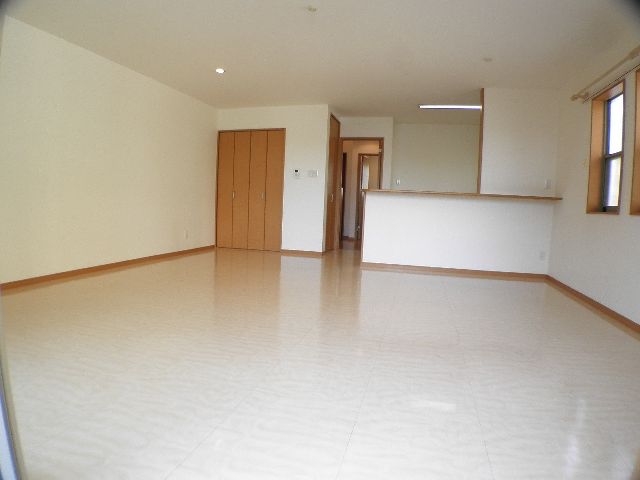Living and room. Spacious 18.5 quires LDK