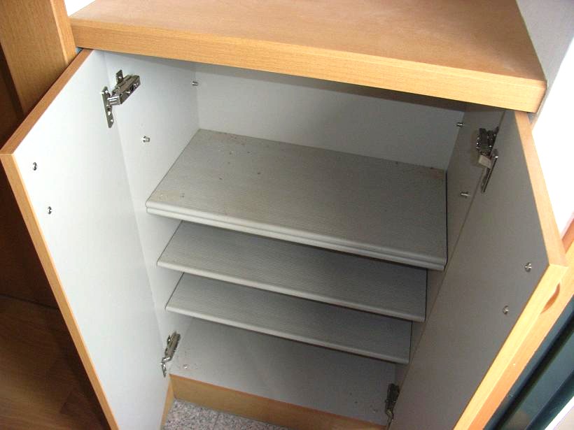 Entrance. Shoe box Yi