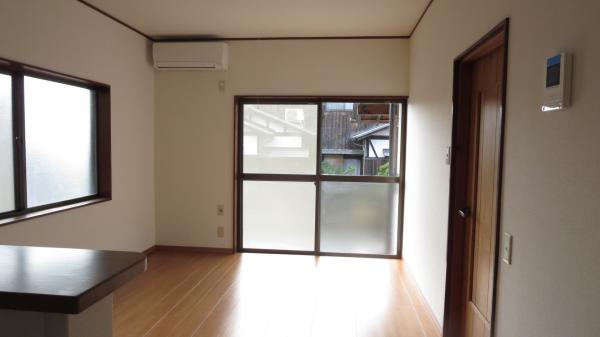 Living. South-facing sun per good 13 quires living It was stuck Flooring