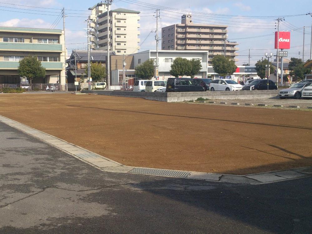 Local photos, including front road. Local Photos