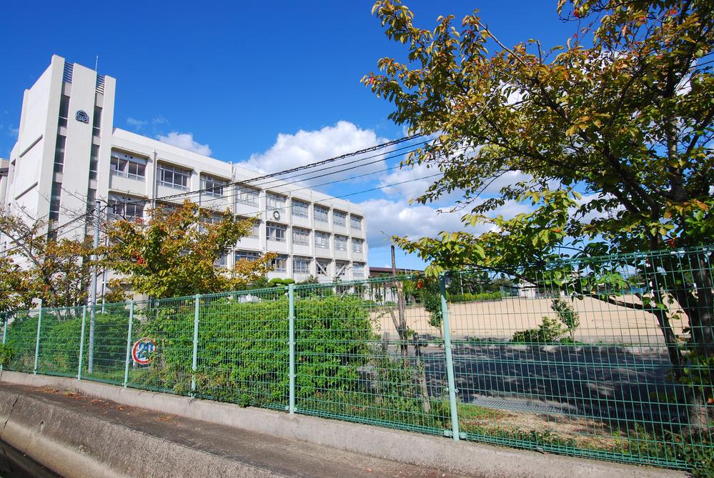 Primary school. Since the 165m elementary school to Shigeru Otsu elementary school is a 3-minute walk is also safe for children.