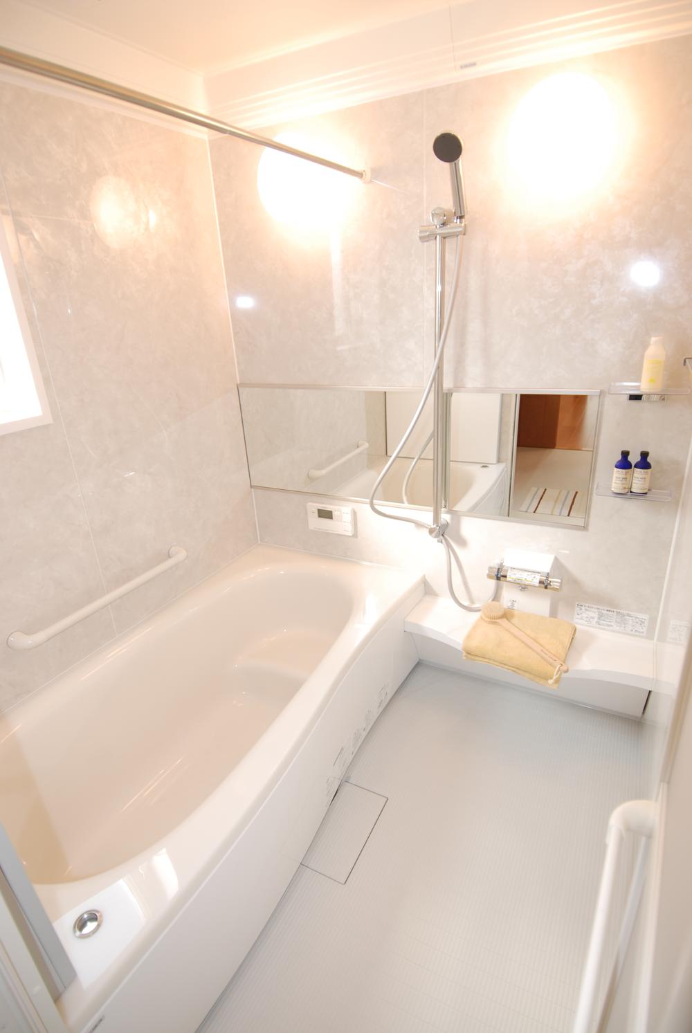 Other Equipment. Adopt the latest system bus. Adoption of the Ya-slip flooring and warm bathtub, Ingenuity, such as multi-functional charm trash, such as hair, which accumulate in the drainage ditch is also easy to throw with one hand. Water heater consuming electricity bill, If gas specification eco Jaws, Standard equipment if electrification specification Eco Cute is.