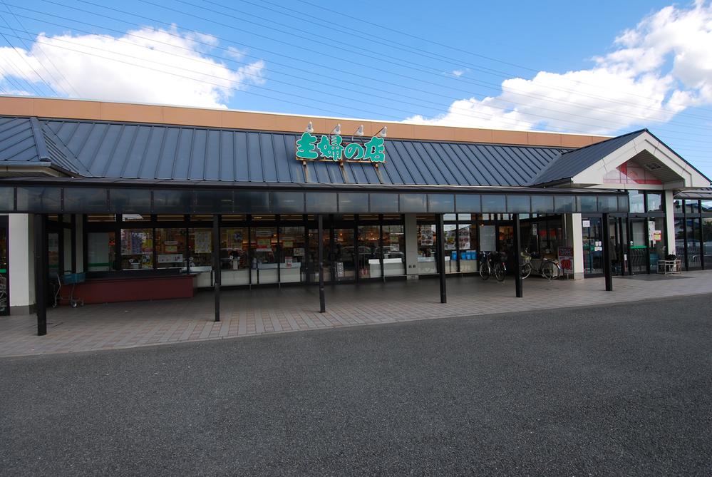 Shopping centre. There is also a store of housewives in 790m walking distance to the store of housewife