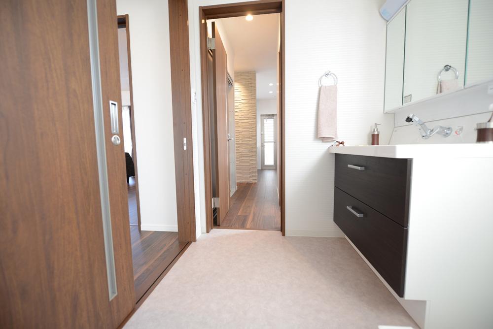 Wash basin, toilet. Housework flow line will be easier in the wash room of the two-way specification that can enter and exit from even the kitchen side of the stairs side.