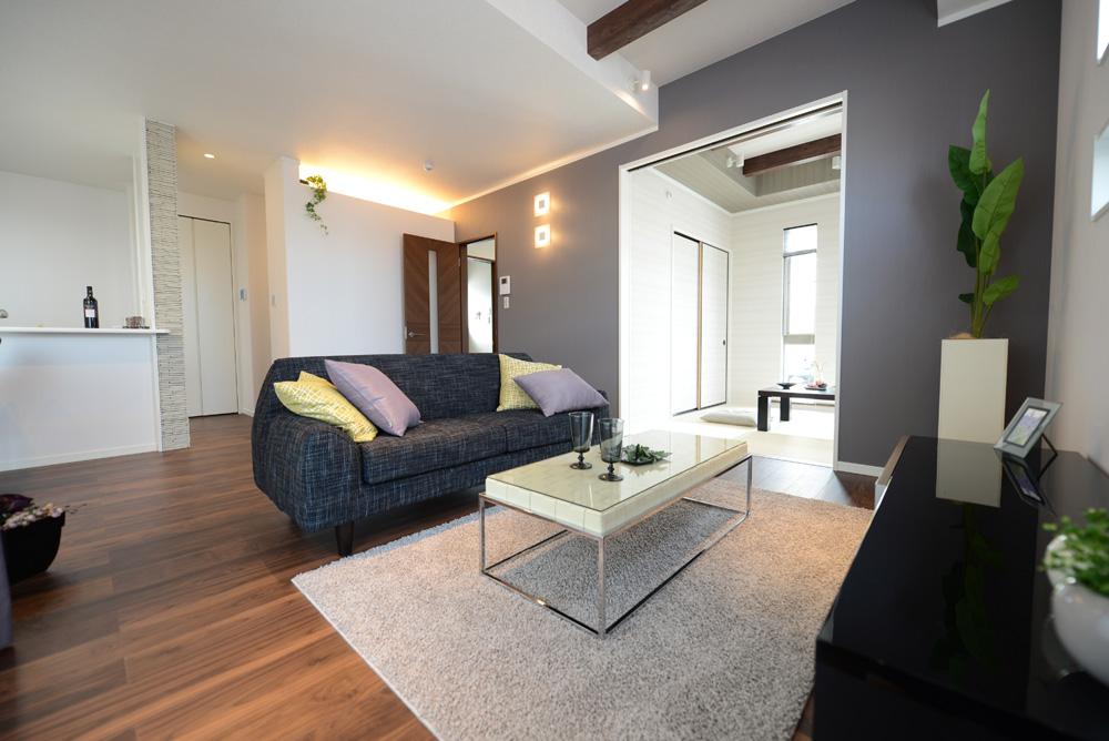 Living. Gatherings space with a light and airy feeling of the three-sided lighting. It is also a good corner lot model house ventilation from the garden terrace.