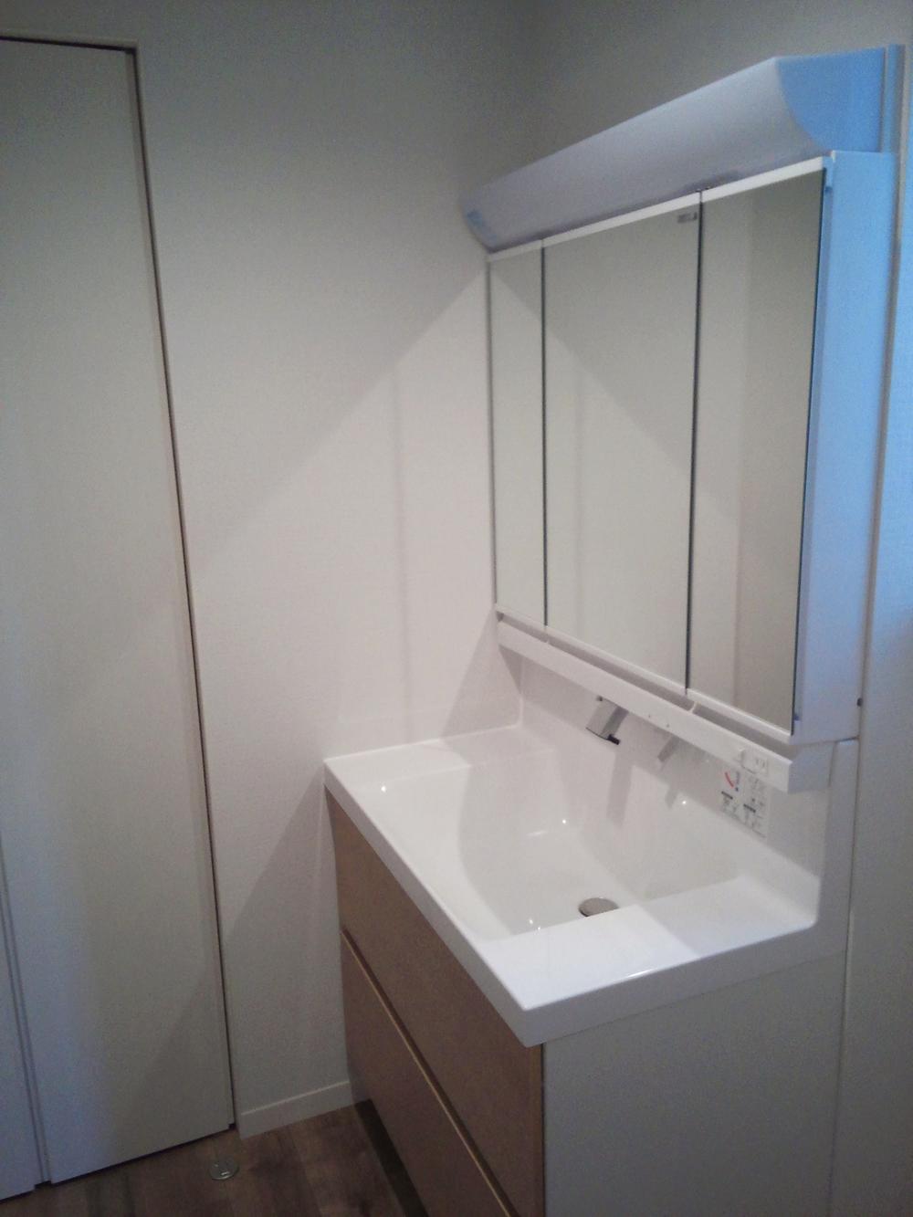 Wash basin, toilet. Indoor (12 May 2013) Shooting