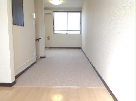 Living and room. We have lost the partition. Please effectively take advantage of the wide space.