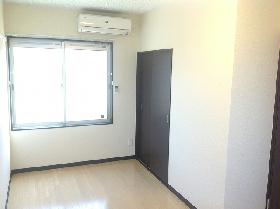 Living and room. 2 places room Window there