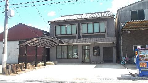 Local appearance photo. Parallel parking 3 units can be