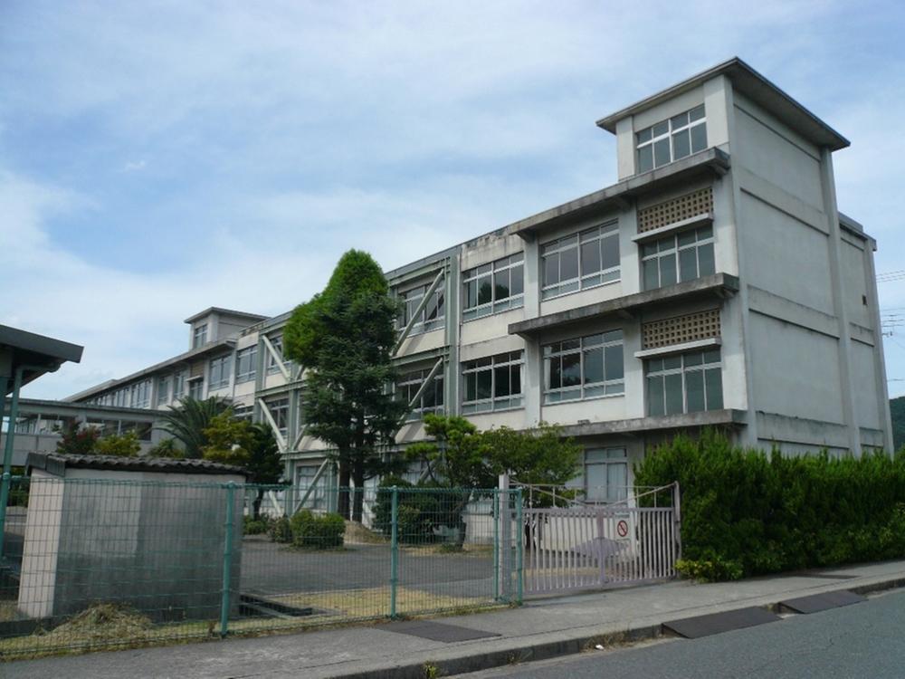 Junior high school. 750m to Himeji Municipal Hirohata junior high school