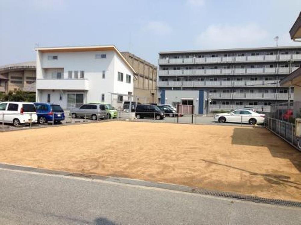 Local photos, including front road. Local Photos