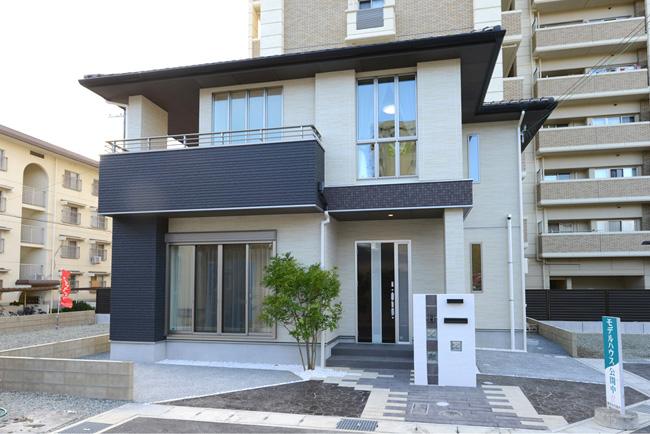 Local appearance photo. Shintei using the friendly insulation material to the cellulose fibers of the environment. Possible living room at JR Himeji Station near! Parking space is also available to ensure the 2 car.