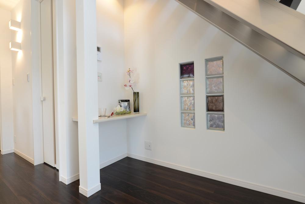 Living. Even as a wife dedicated PC space, Yes PC corner under the stairs, which can also be used as a study space for children.