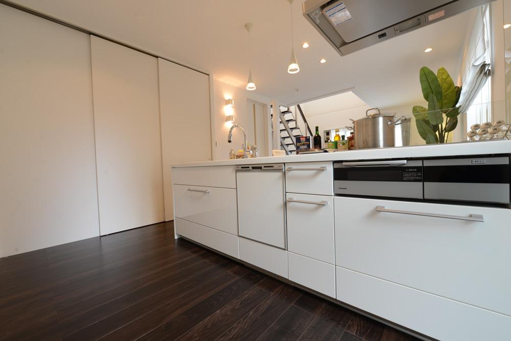 Kitchen. It will also be easier cleaning around the kitchen in full flat face-to-face kitchen that does not feel cramped when cooking.