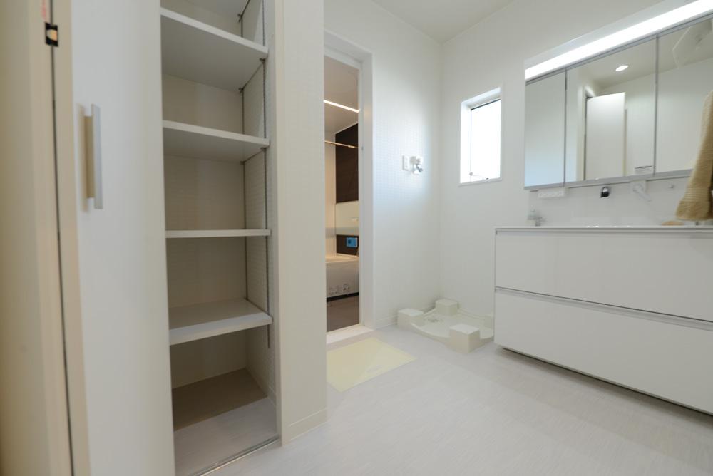 Wash basin, toilet. Providing a housing in the small things more easy to wash room, Consideration of the clean up ease.