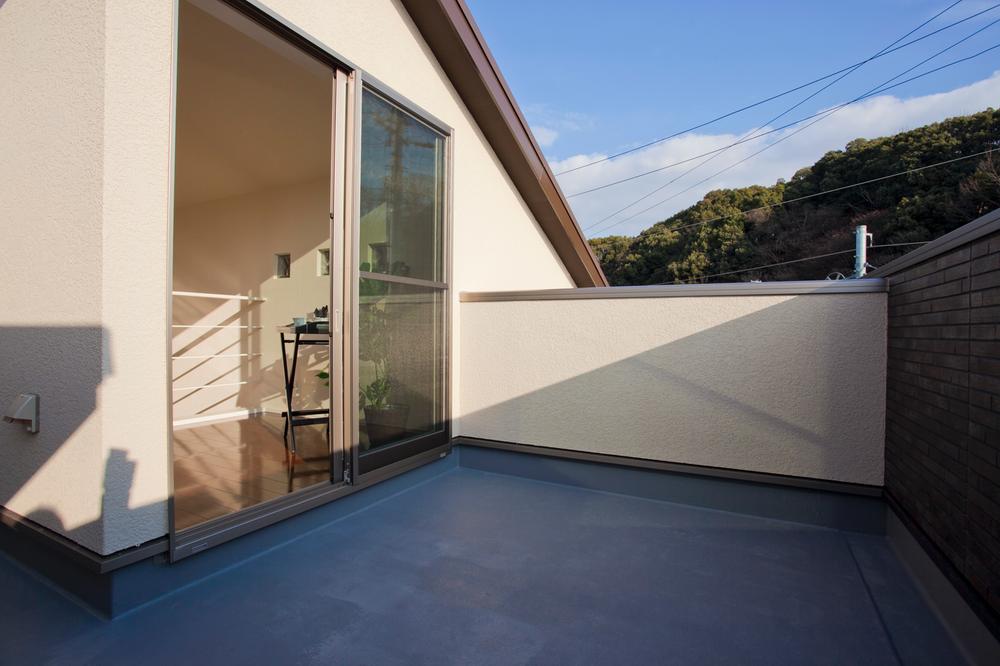 Model house photo. Sky balcony has become a usual and different line of sight of passing space. 