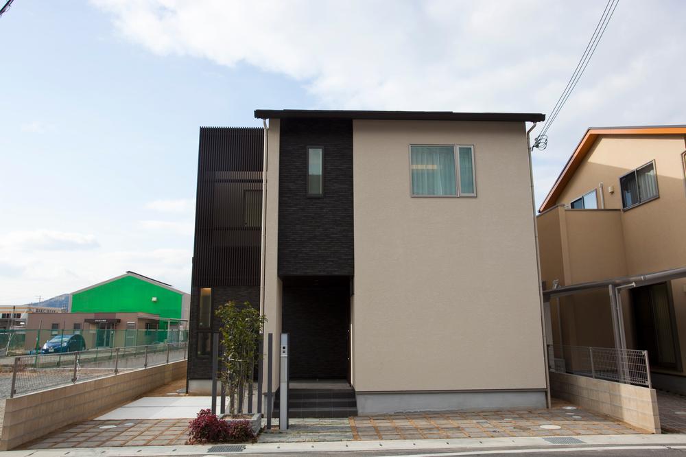 Model house photo. Main facade plus the vertical grid has finished appearance to the modern atmosphere. 