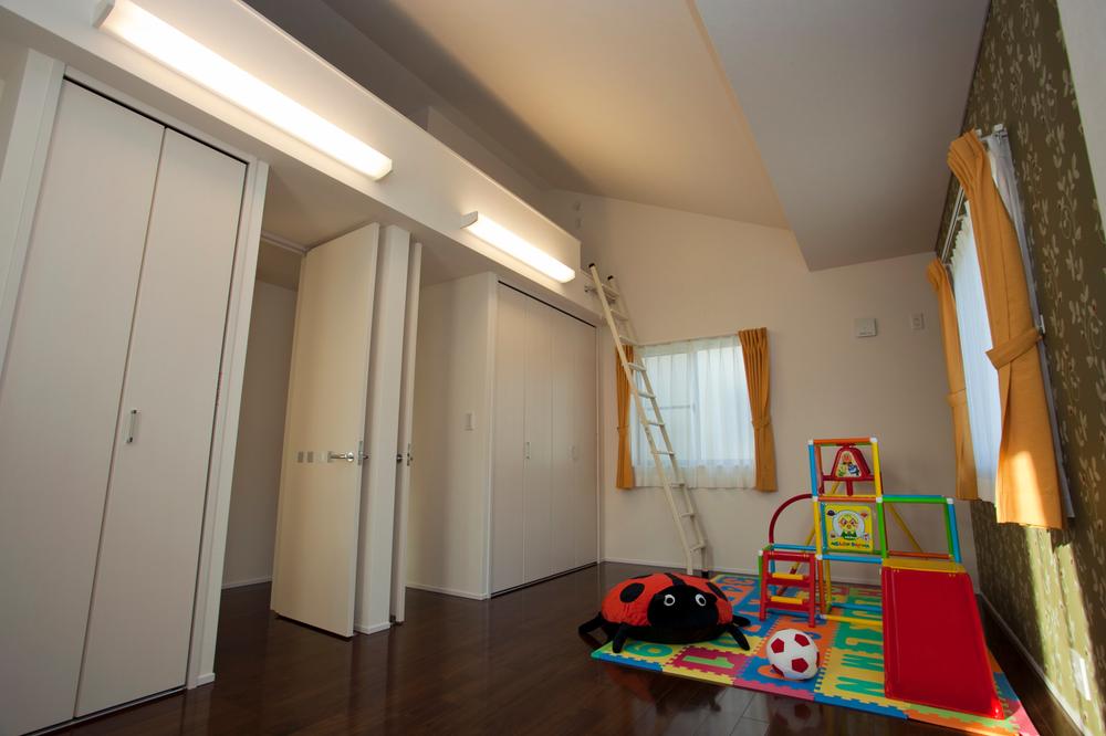 Model house photo. Children's room is a lot how to use with a loft. 