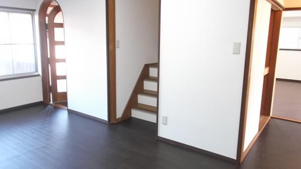 Non-living room. Versatile 7.5 Pledge Staircase