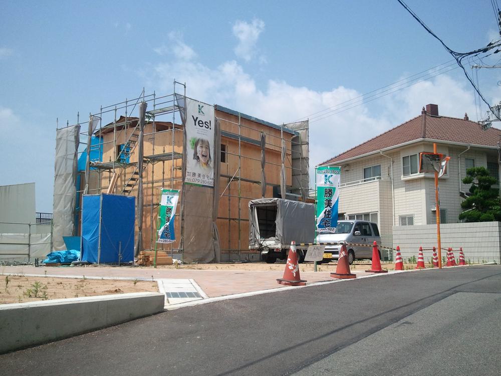 Local photos, including front road. Local (May 2011) shooting