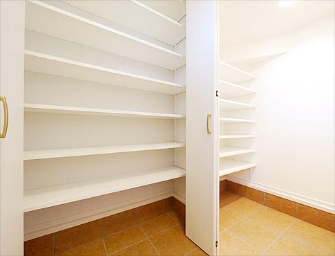 Entrance. The entrance, Installing the storage of three locations, including the dirt floor storage. Can such as the storage golf bag and children's sandpit tool, Katazuki always refreshing. 