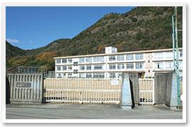 Junior high school. Yumesaki 800m 1968 establishment of the junior high school to junior high school.