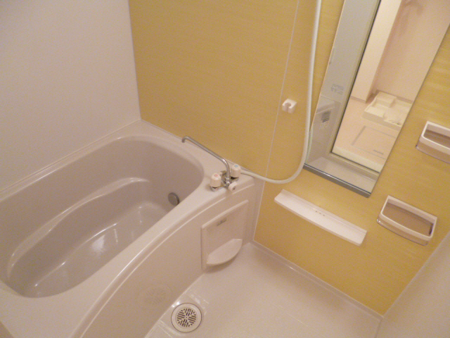 Bath. Entrance There are shoe box