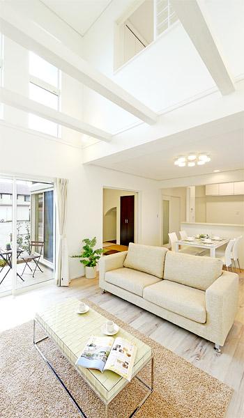 Living. Living Fukinuki shine of cosmetic Beams. With light coming through the front of the terrace, The open feeling of plenty of space! (No. 4 locations)