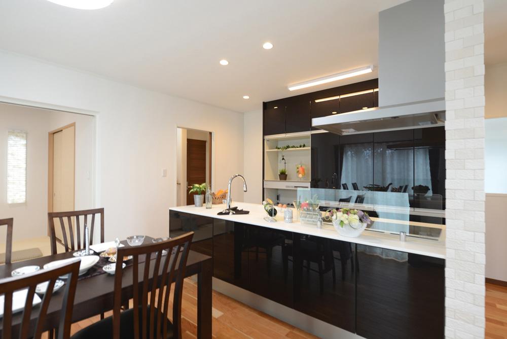 Model house photo.  [Neighborhood model house] Airy plenty of Island Kitchen