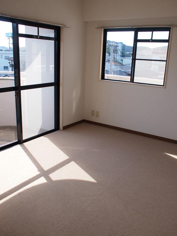 Living and room. Day is good!