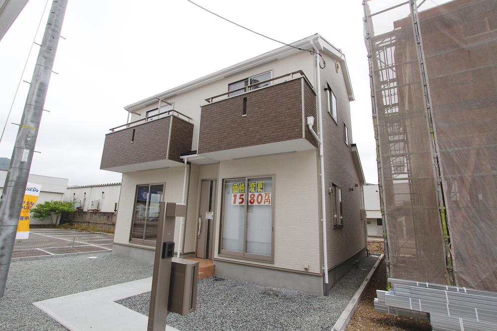 Rendering (appearance). ( 2 Building) Rendering