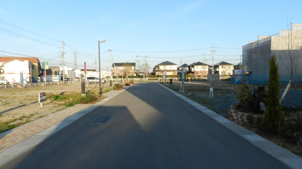 Local photos, including front road. North side the entire surface of the road (04 May 2013) Shooting