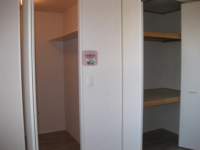 Receipt. Walk-in closet & closet