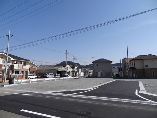 Local photos, including front road. Frontal road