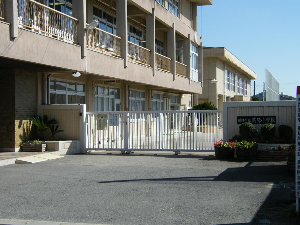 Primary school. Chengyang elementary school (about 240m)
