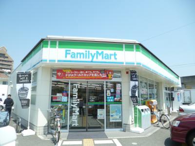 Convenience store. 600m to Family Mart (convenience store)