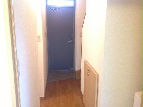 Entrance. Large capacity shoebox ・ With storage