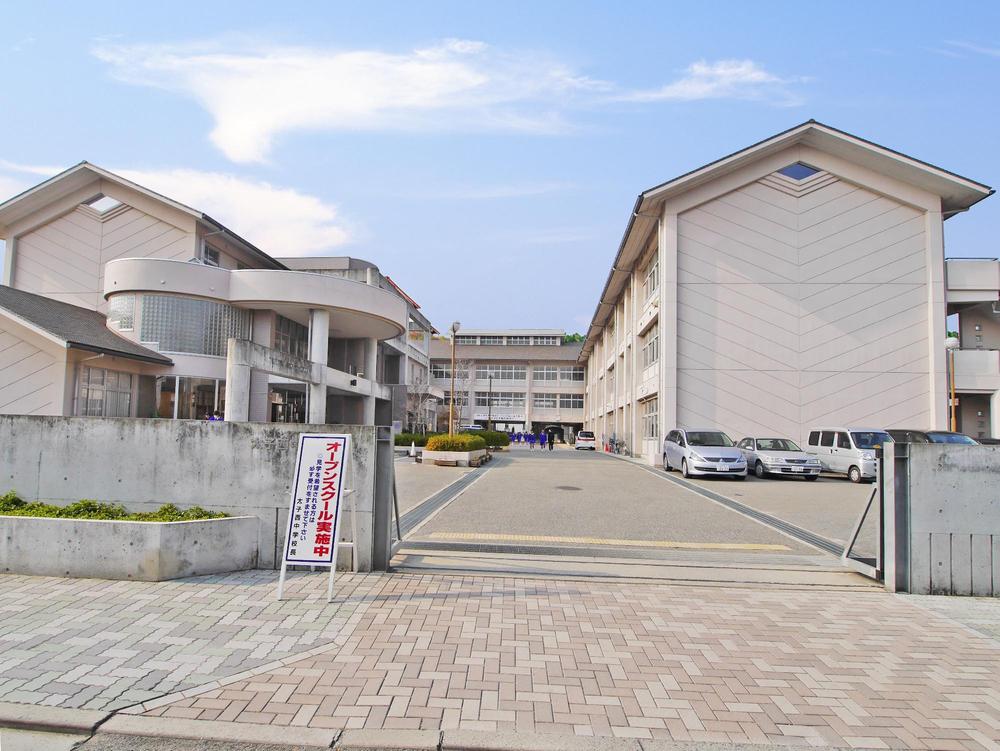Junior high school. Taishi 600m to West Junior High School