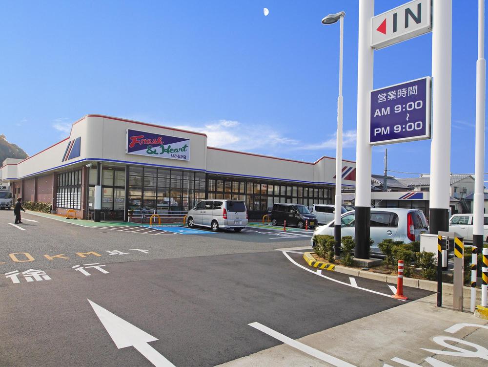 Supermarket. Maruay up to a 4-minute walk to the 270m nearest shopping facilities Maruay. Okay even if there is to forget to buy if this distance.