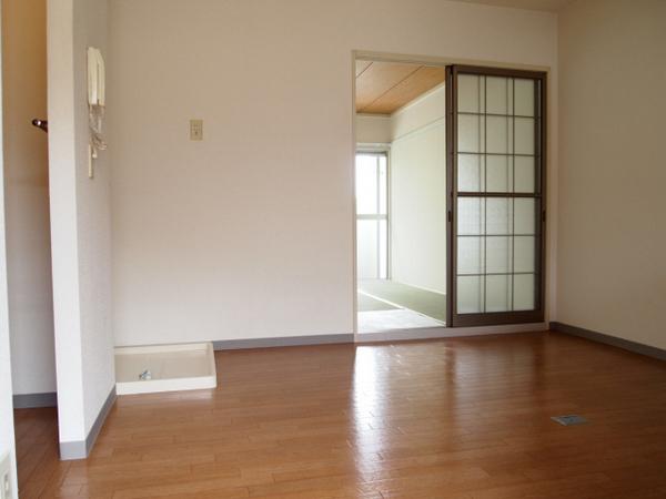 Living and room. Spacious living room