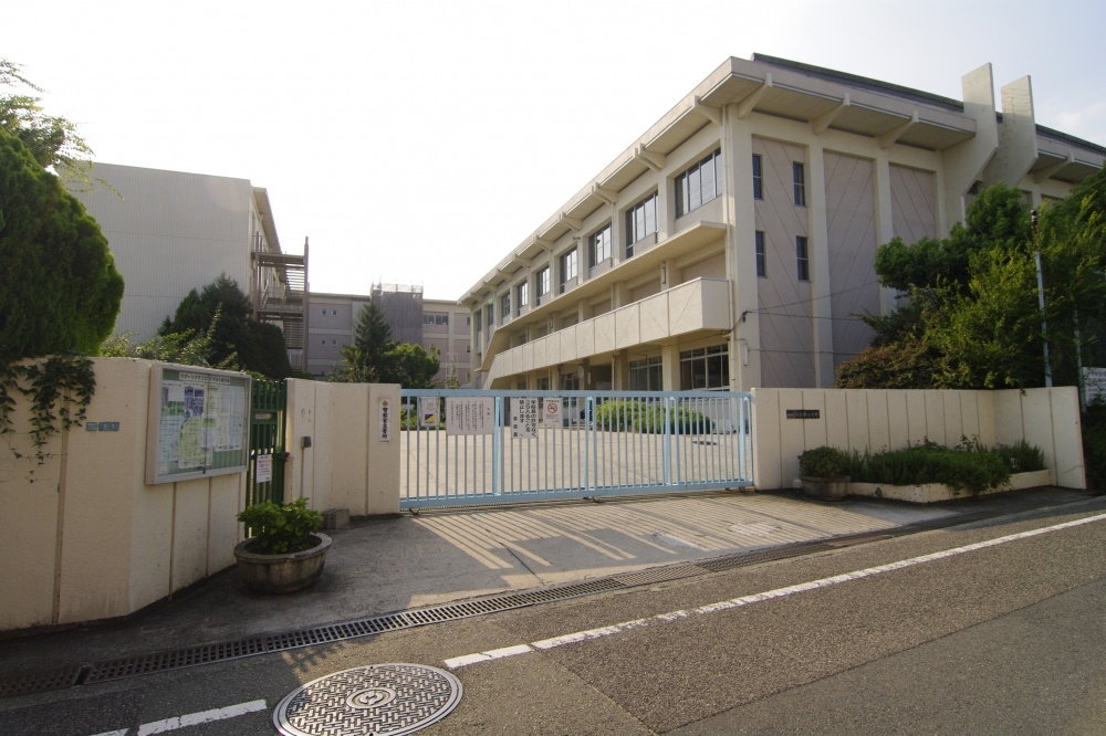 Primary school. 190m to Itami Suzuhara elementary school (elementary school)
