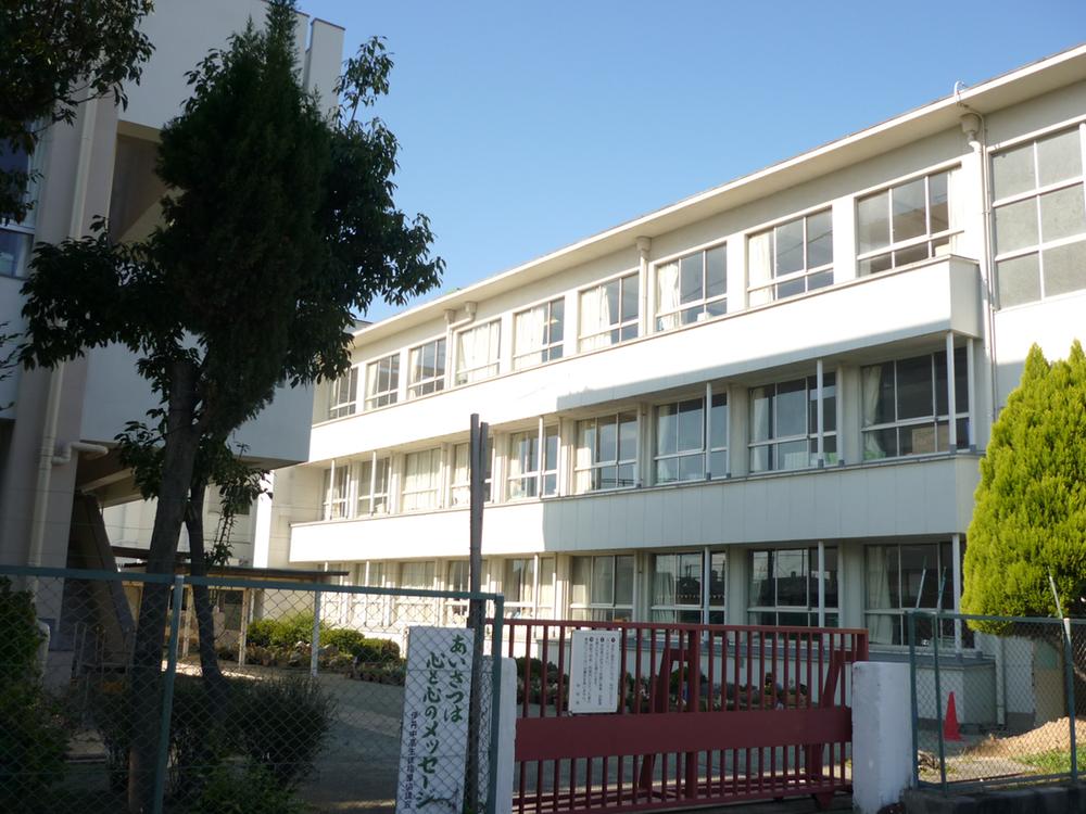 Junior high school. 1100m until the Municipal West Junior High School