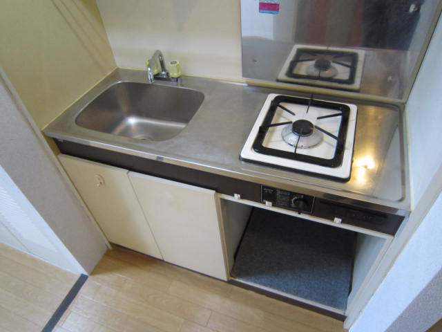 Kitchen. 1 lot gas stoves