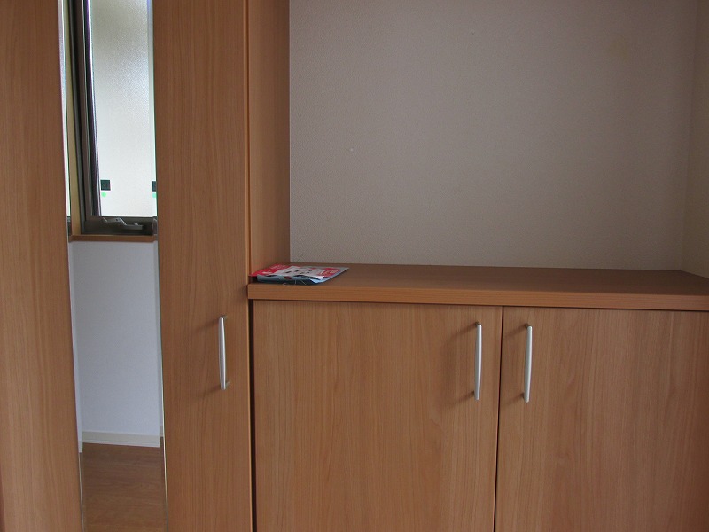 Entrance. Things convenient to the front door! !