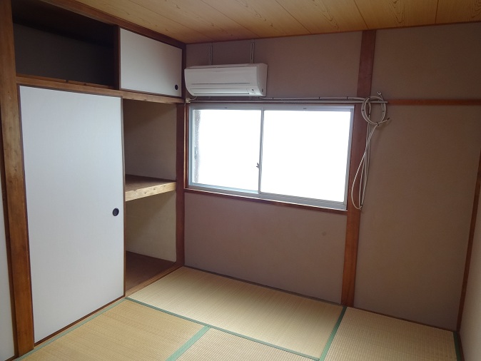 Living and room. Japanese-style room is a 6-tatami