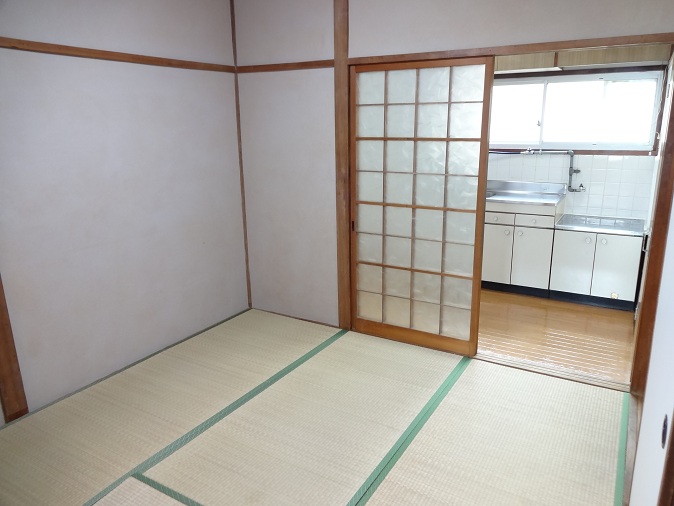 Living and room. Japanese-style room is a 6-tatami