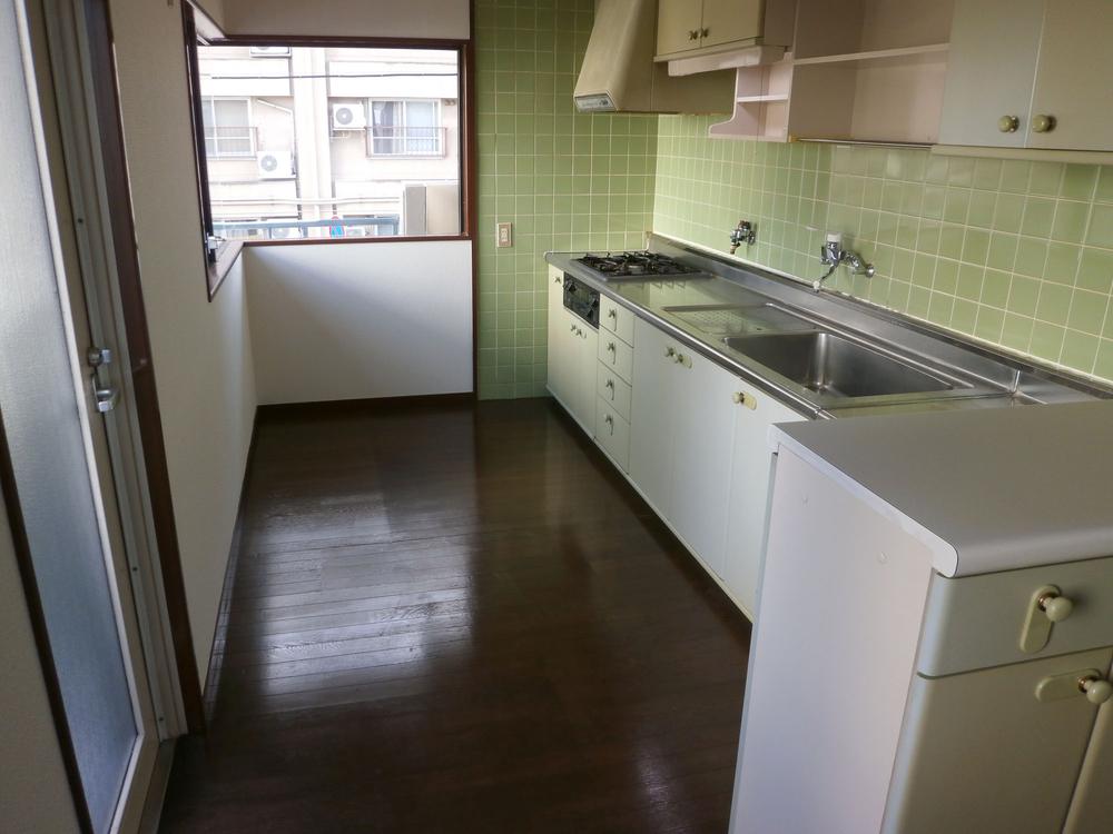 Kitchen. Local (10 May 2013) Shooting