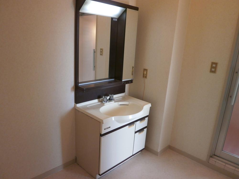 Wash basin, toilet. Indoor (10 May 2013) Shooting