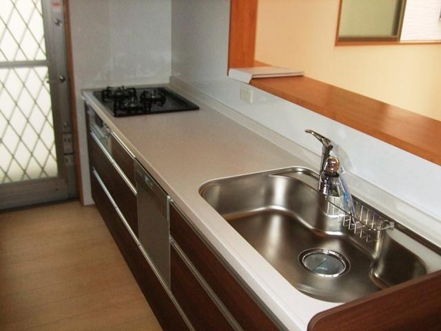 Kitchen. Dishwasher ・ Water filter ・ Artificial marble top plate